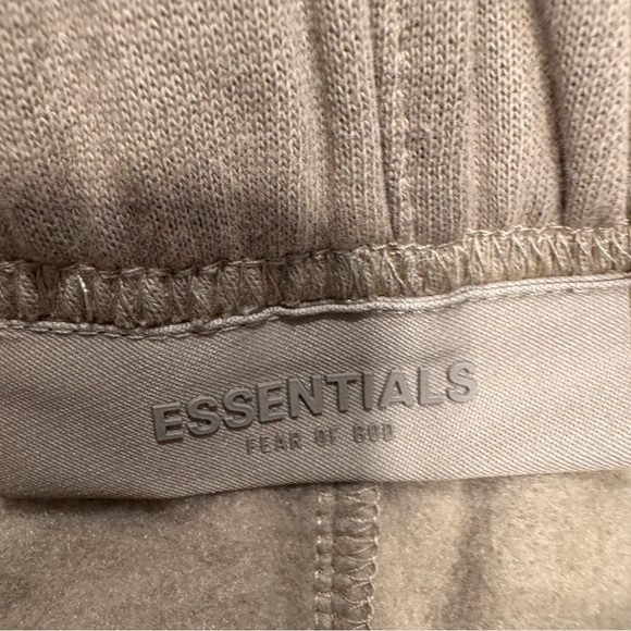 Fear of God Essentials Sweat Shorts Mens Medium Color Smoke NWT - Picture 4 of 10